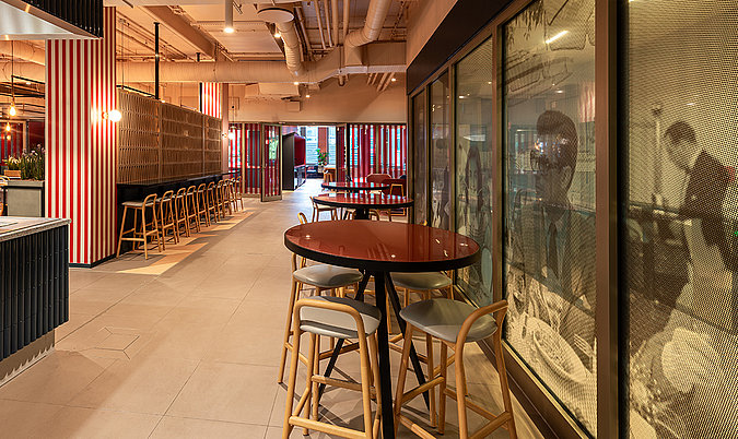Hochtische in einem modernen Hospitality- und Eventbereich mit Glasfront.